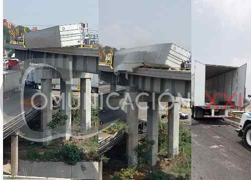 Video: Tráiler casi cae de un puente en Cuautitlán Izcalli 